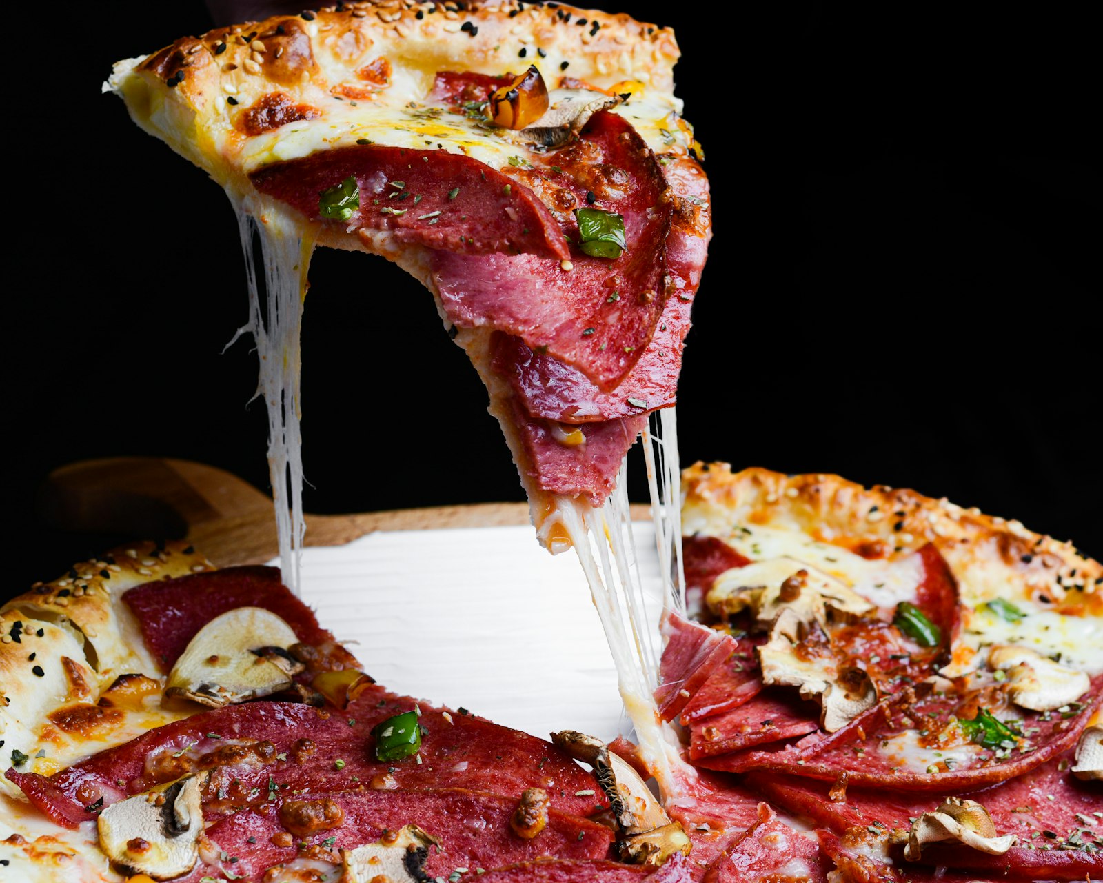 Porción de pizza con mozzarella derretida