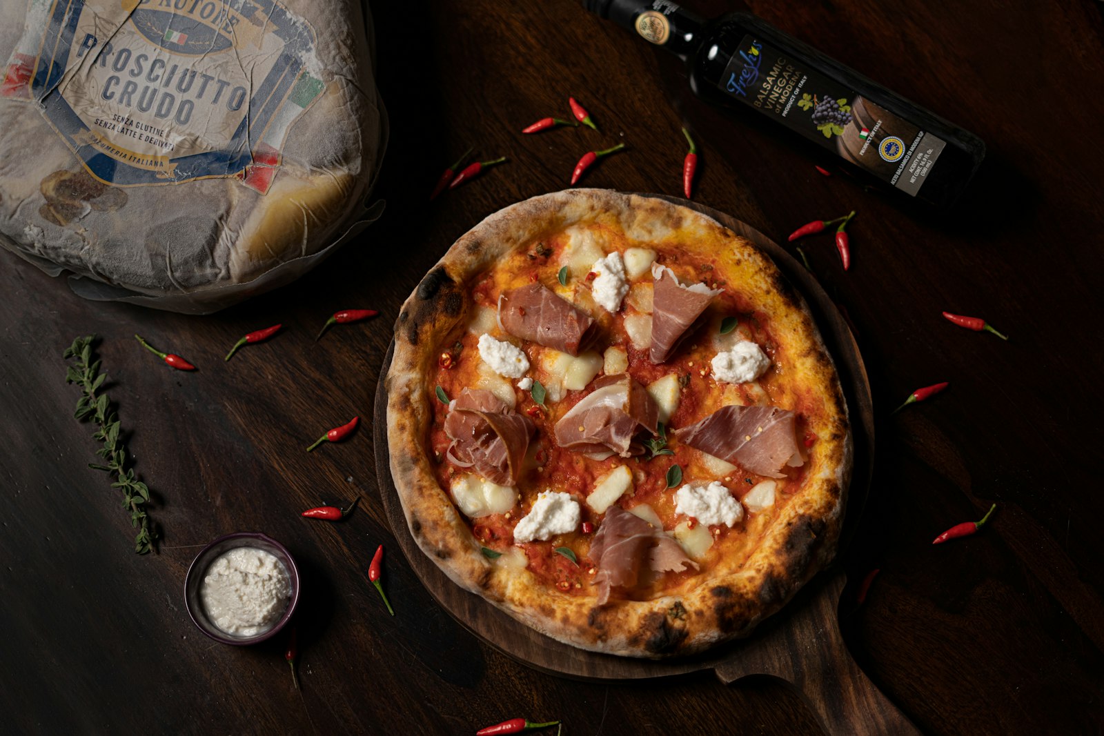 Pizza napolitana con jamón crudo y burrata