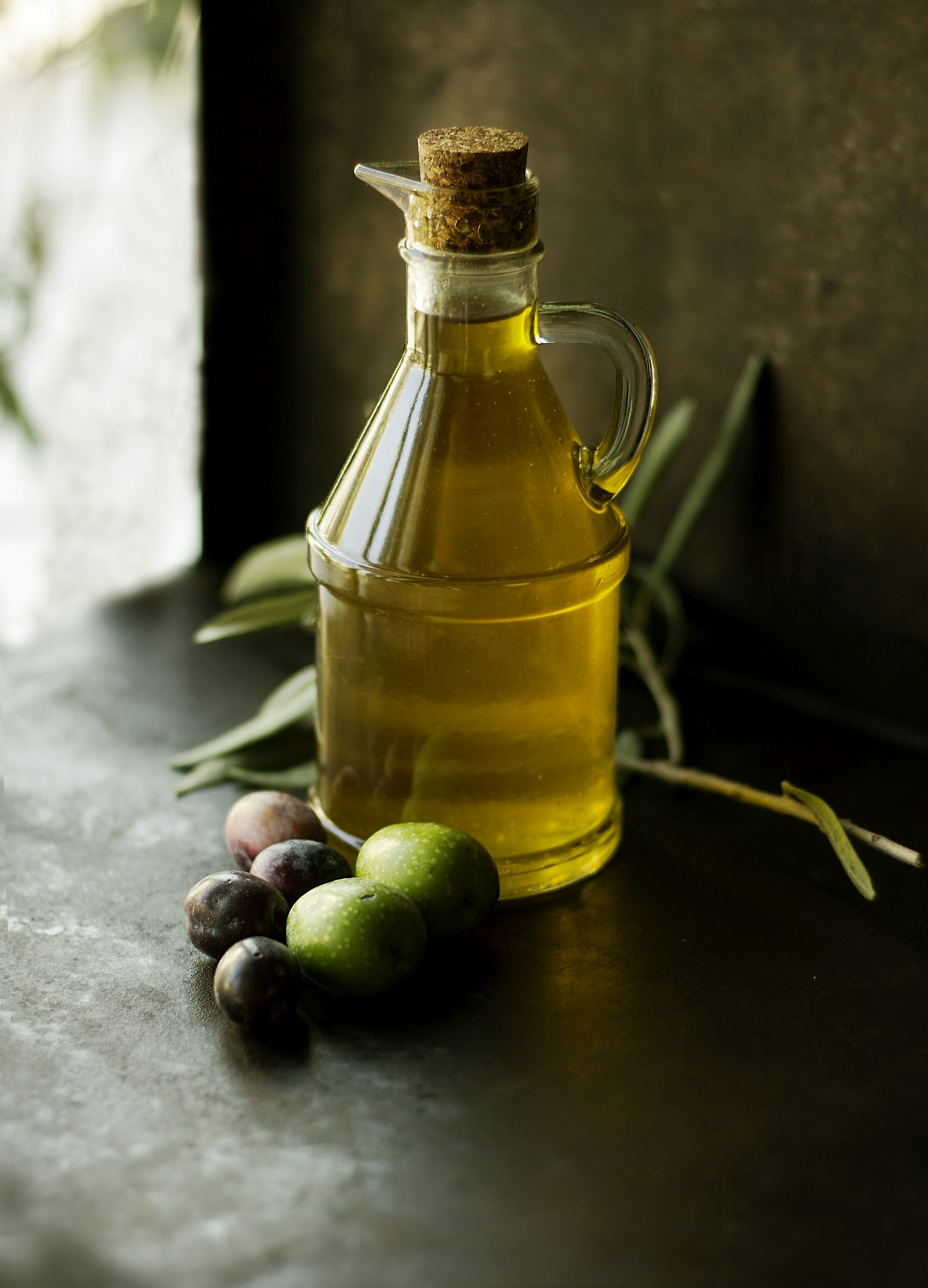 Aceite de oliva y aceitunas frescas