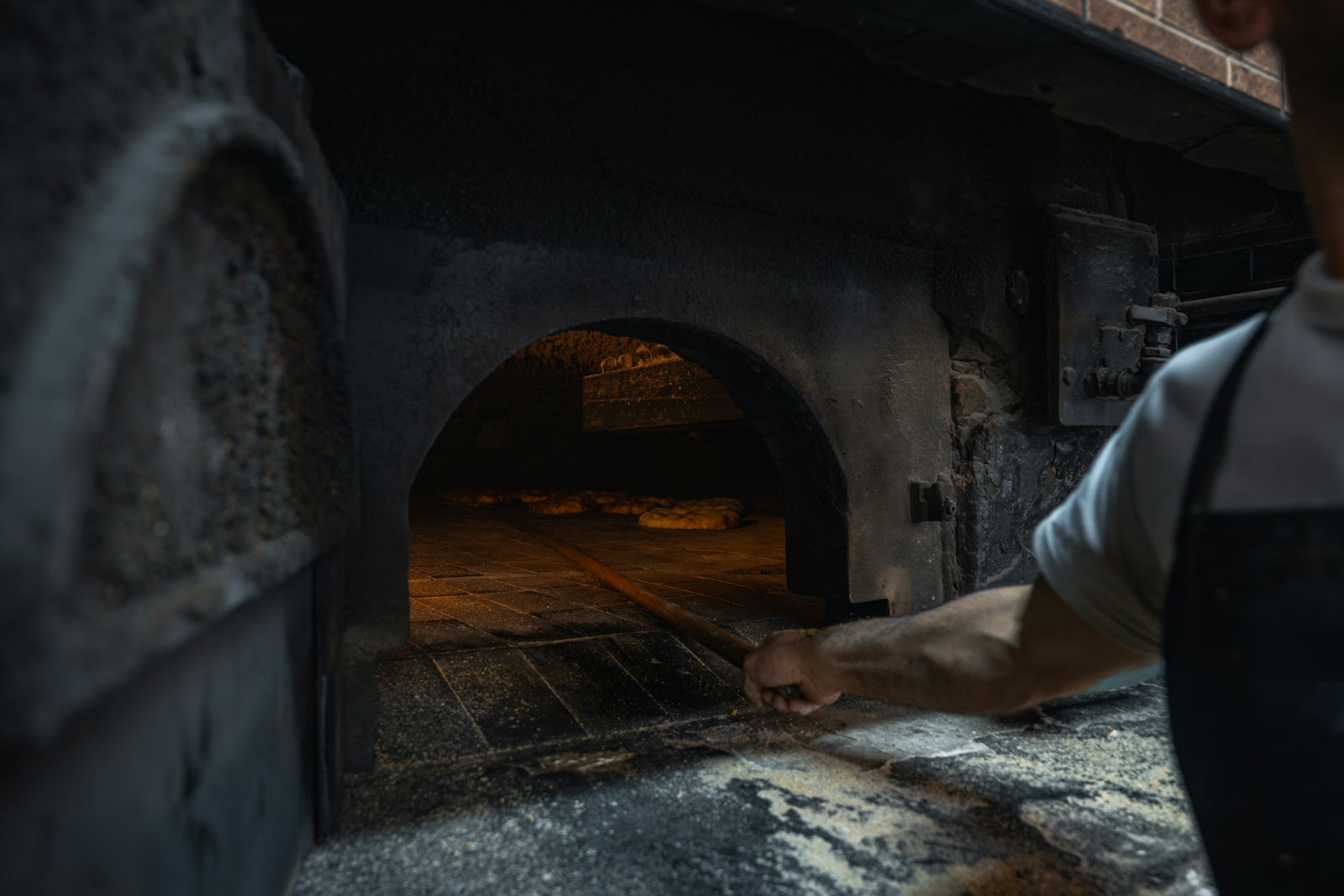 Horno de leña de piedra donde se hornea la pizza napolitana